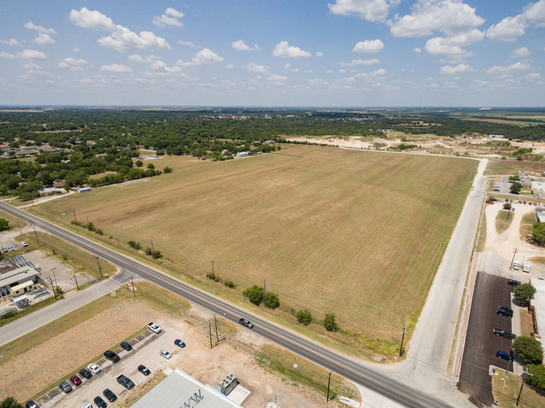 1205 Reed Dr, Lockhart, TX for sale - Building Photo - Image 1 of 4