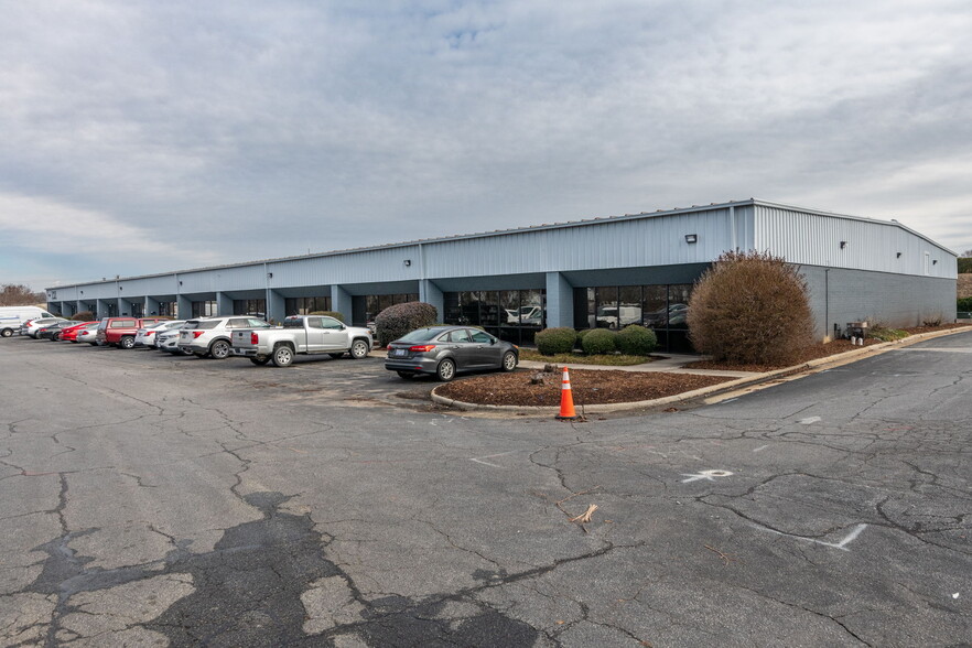 103 Creek Ridge Rd, Greensboro, NC for lease - Building Photo - Image 2 of 8