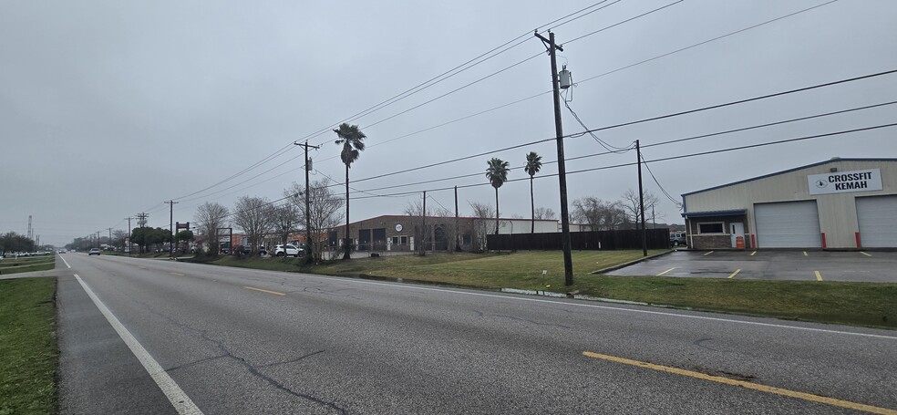 1821 Dickinson Ave, Dickinson, TX for lease - Building Photo - Image 1 of 8