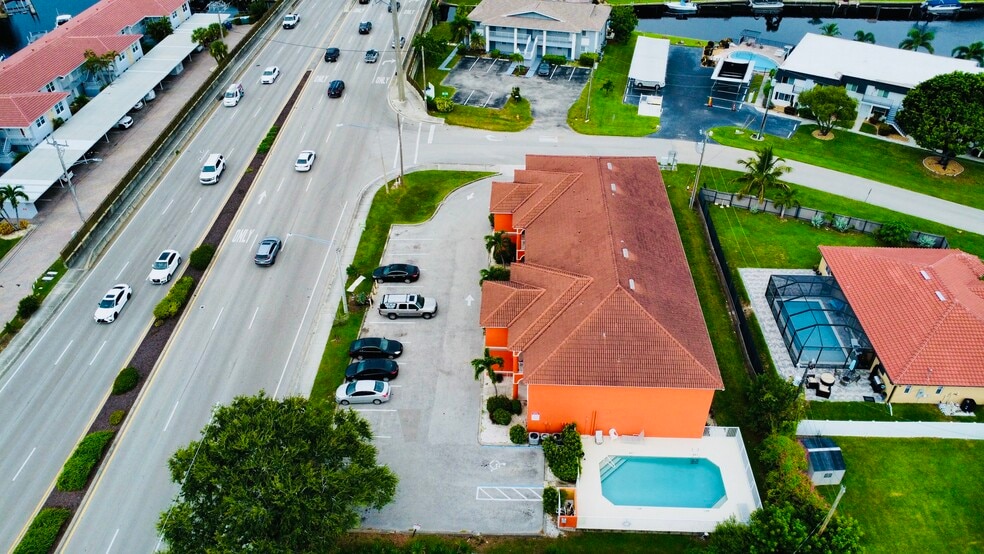 215 Cape Coral Pky E, Cape Coral, FL for sale - Building Photo - Image 3 of 4