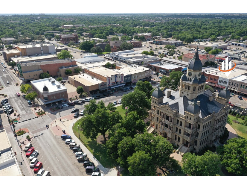 116 W Oak St, Denton, TX for lease - Building Photo - Image 1 of 6