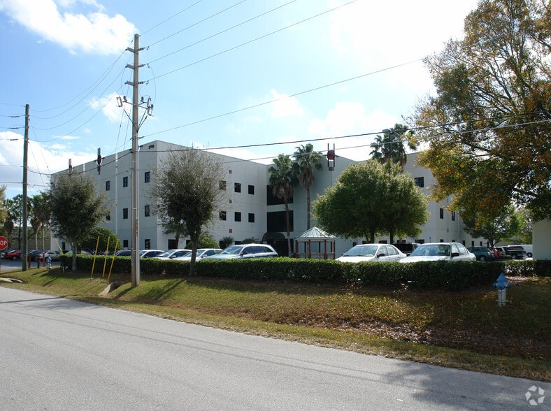 3700 34th St, Orlando, FL for lease - Building Photo - Image 3 of 17