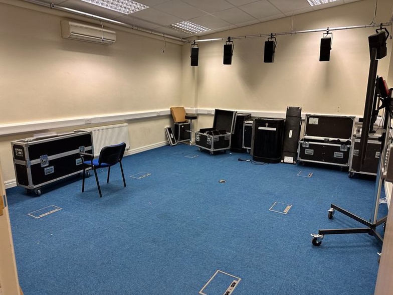 Phoenix Clos, Heywood for sale - Interior Photo - Image 2 of 17