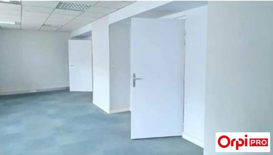 Office in Saint-Brieuc for lease - Interior Photo - Image 3 of 4