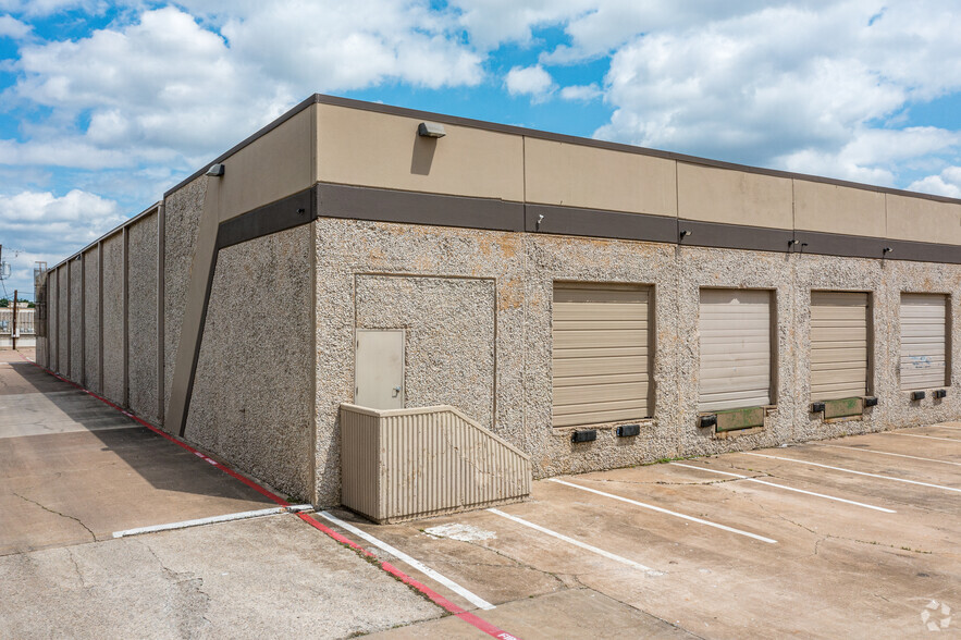 4800-4824 Lakawana St, Dallas, TX for lease - Building Photo - Image 2 of 5