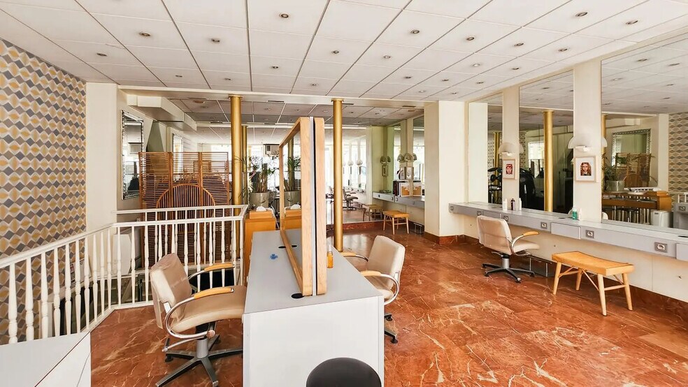 Retail in Paris for lease - Building Photo - Image 2 of 6