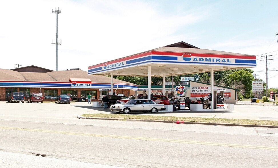 1102 E Main St, Edmore, MI 48829