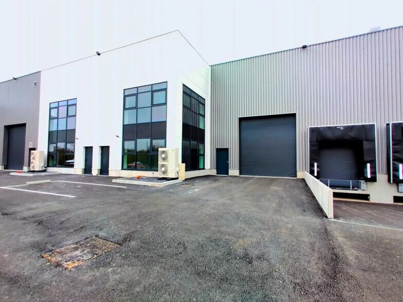 Office in Bondues for lease - Building Photo - Image 3 of 11