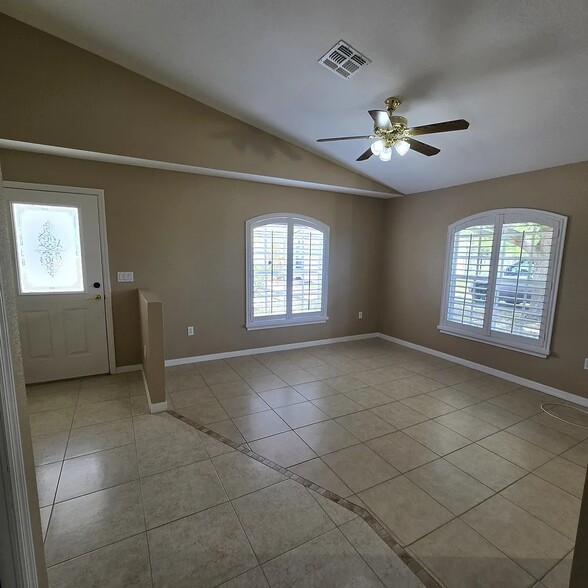 9715 Palm Ave, Port Richey, FL for sale - Interior Photo - Image 3 of 7