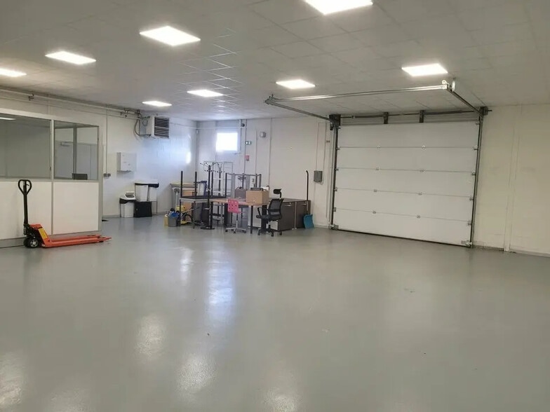 Flex in Reyrieux for lease - Interior Photo - Image 1 of 7