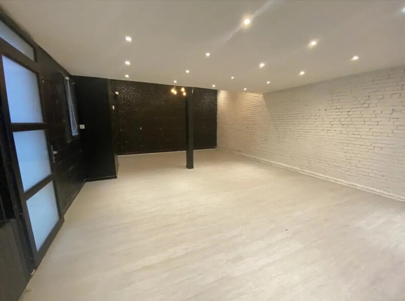 Retail in Le Havre for lease - Interior Photo - Image 2 of 6