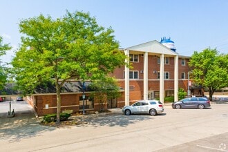 4 Walker Ave, Clarendon Hills, IL for lease Building Photo- Image 1 of 11