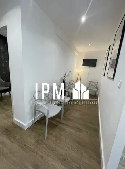 Retail in Marseille for sale - Interior Photo - Image 2 of 5