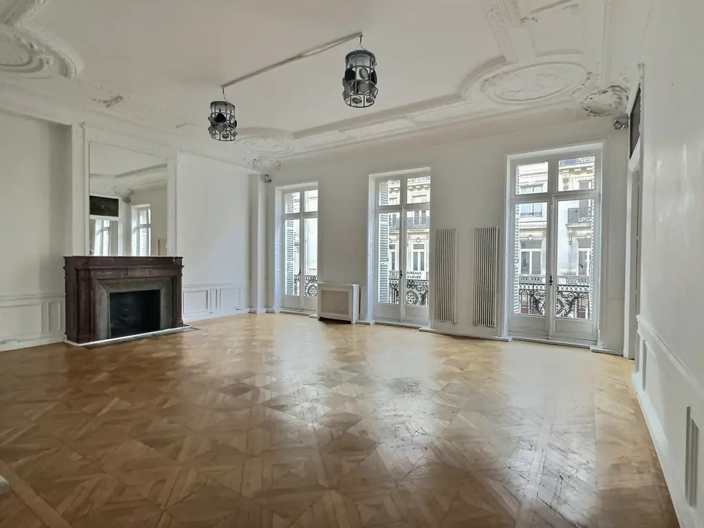 Office in Paris for lease Interior Photo- Image 1 of 11