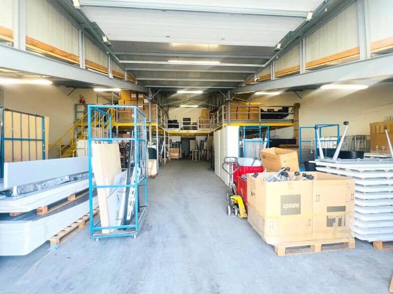 Flex in Aulnay-sur-Mauldre for lease - Interior Photo - Image 2 of 13