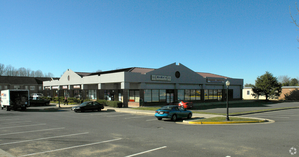 13163-13199 Hillendale Dr, Woodbridge, VA for lease - Building Photo - Image 3 of 8