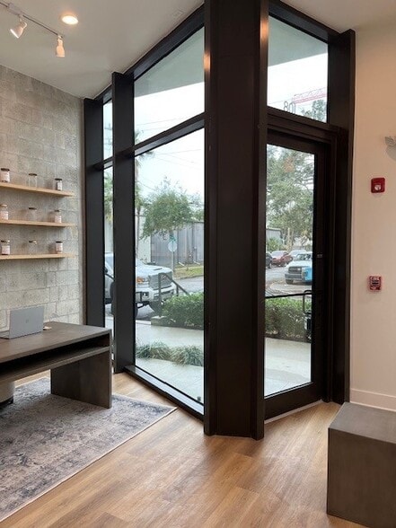 1542 4TH St, Sarasota, FL for lease - Interior Photo - Image 2 of 14