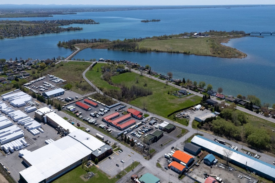 58 Bd du Bord de l'Eau, Salaberry-de-valleyfield, QC for sale - Building Photo - Image 3 of 5