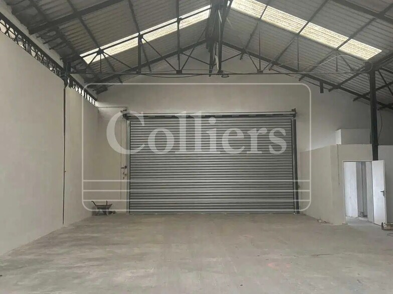 Flex in Marseille for lease - Interior Photo - Image 2 of 9