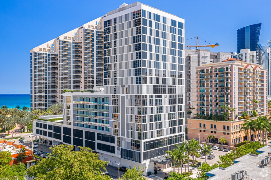 17700 Collins Ave, Sunny Isles Beach, FL for lease - Building Photo - Image 1 of 4