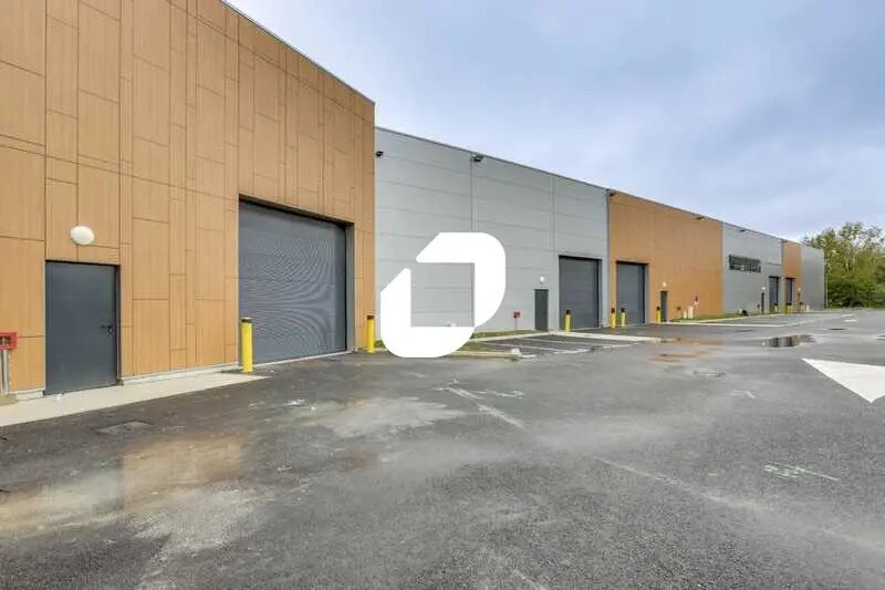 Flex in Grigny for lease Building Photo- Image 1 of 18