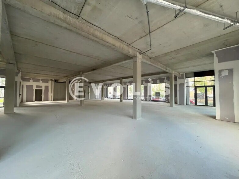 Retail in Amiens for lease - Building Photo - Image 3 of 7