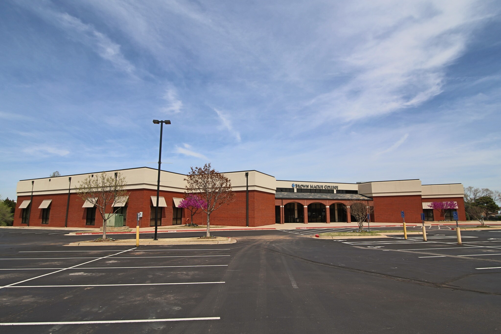 7101 NW Expressway, Oklahoma City, OK 73132 Brixton Square Office