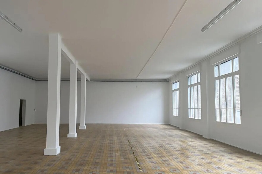 Flex in Clichy for lease - Interior Photo - Image 1 of 6