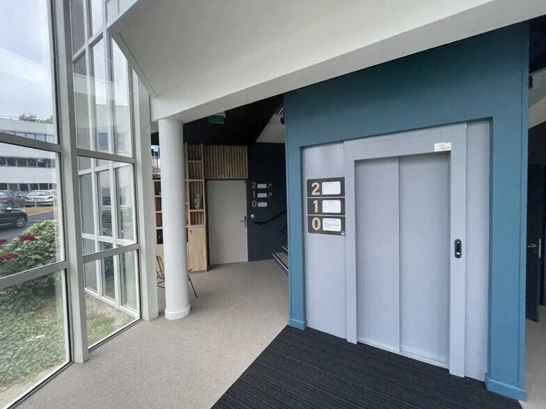 13 Avenue Du Professeur Jean Rouxel, Carquefou for lease - Lobby - Image 2 of 7