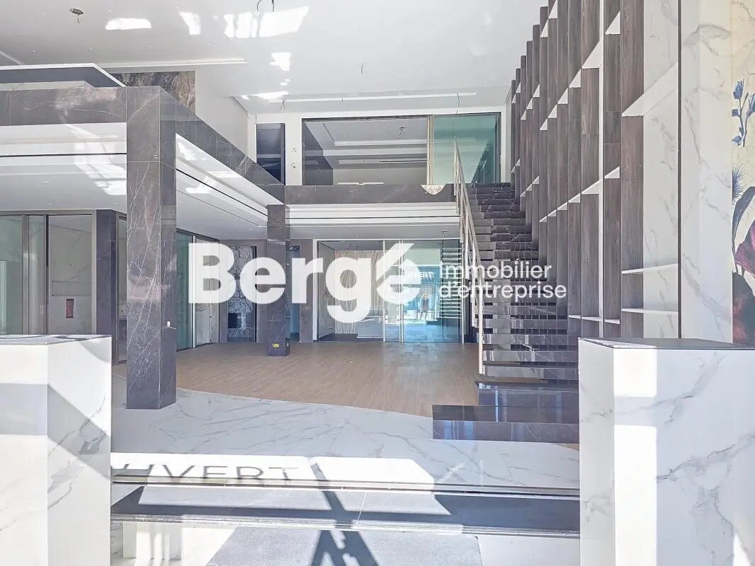 Retail in Mandelieu-la-Napoule for lease Interior Photo- Image 1 of 19