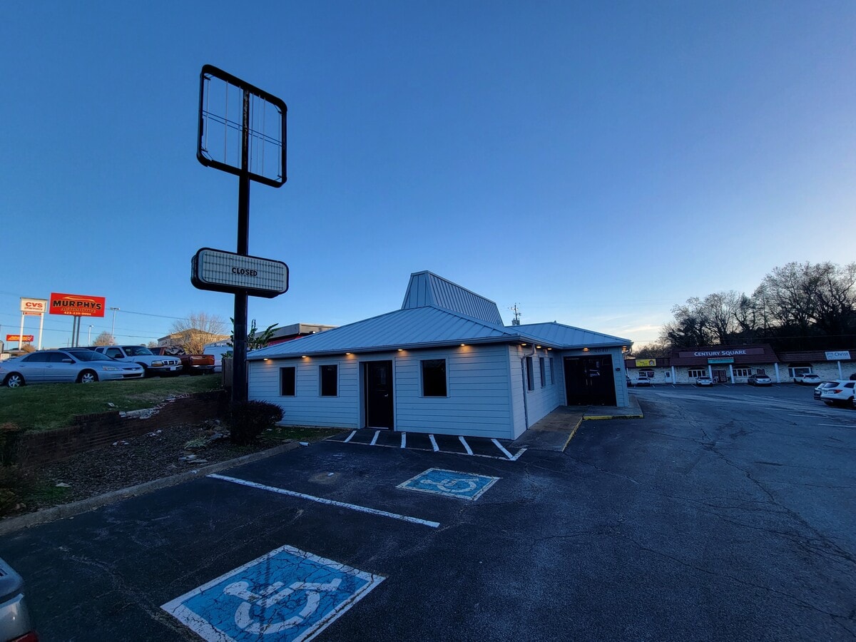 4040 Fort Henry Dr, Colonial Heights, TN 37663