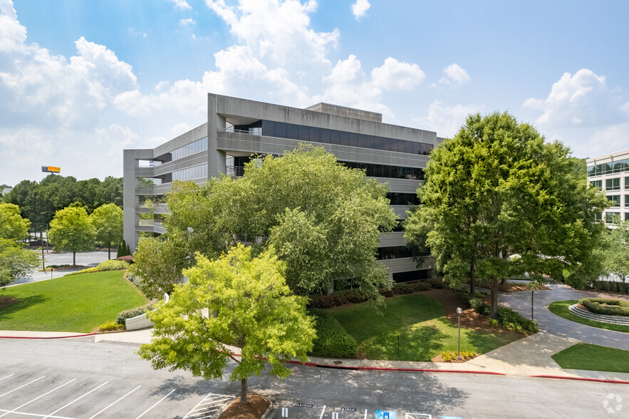 6190 Powers Ferry Landing Rd, Atlanta, GA for lease - Building Photo - Image 2 of 6