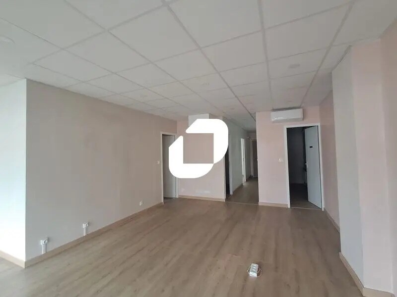 Office in Bordeaux for lease Interior Photo- Image 1 of 11