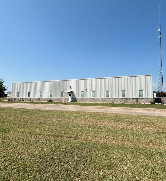301 W Longbotham Dr, Groesbeck, TX for sale - Primary Photo - Image 1 of 7