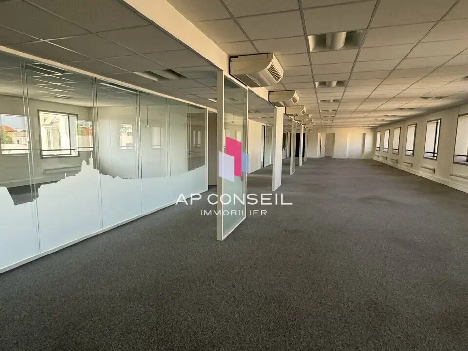 Office in Versailles for lease Interior Photo- Image 1 of 2