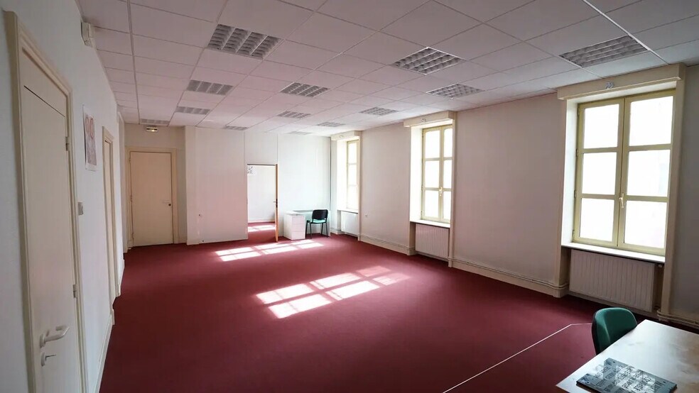 Office in Roanne for lease - Interior Photo - Image 2 of 6
