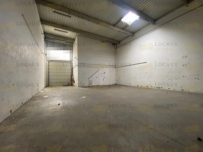 Flex in Saint-Denis for lease - Interior Photo - Image 2 of 16
