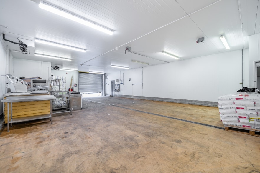 Roche, Roche for lease - Interior Photo - Image 3 of 13