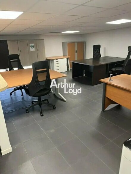 Flex in Antibes for lease - Interior Photo - Image 3 of 5