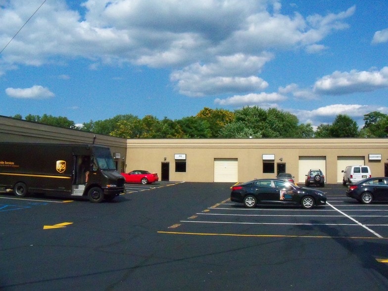 495 Mola Blvd, Elmwood Park, NJ for lease - Building Photo - Image 3 of 17