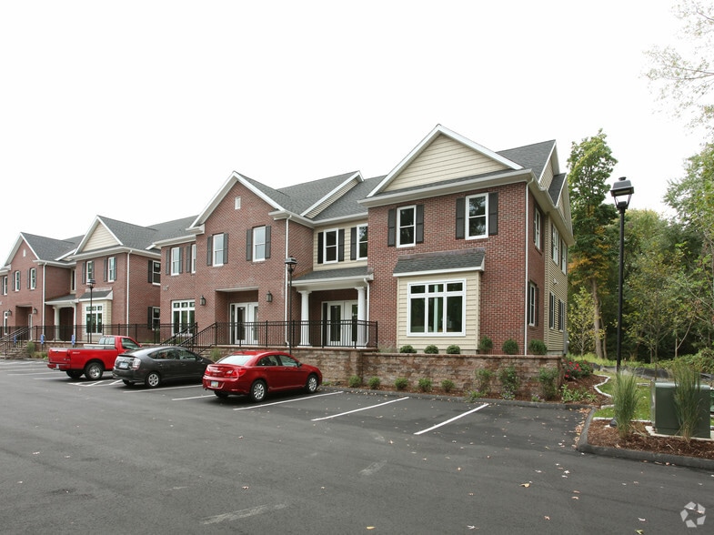 447 Naubuc Ave, Glastonbury, CT for sale - Primary Photo - Image 1 of 8