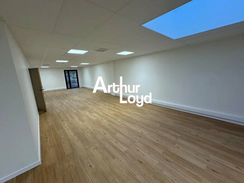 Office in Valbonne for lease - Interior Photo - Image 3 of 12