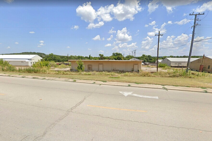 111 Washington Rd, Mineral Wells, TX 76067