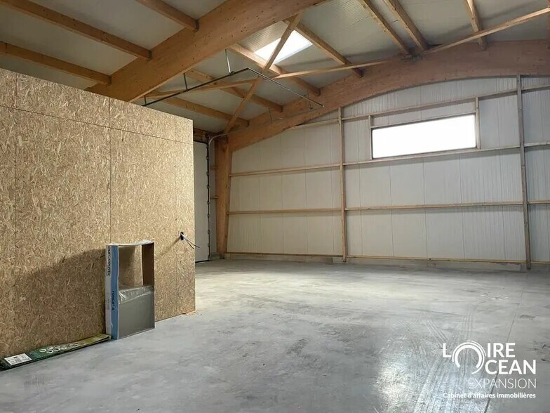 Flex in LA CHAPELLE-BASSE-MER for lease - Interior Photo - Image 2 of 6