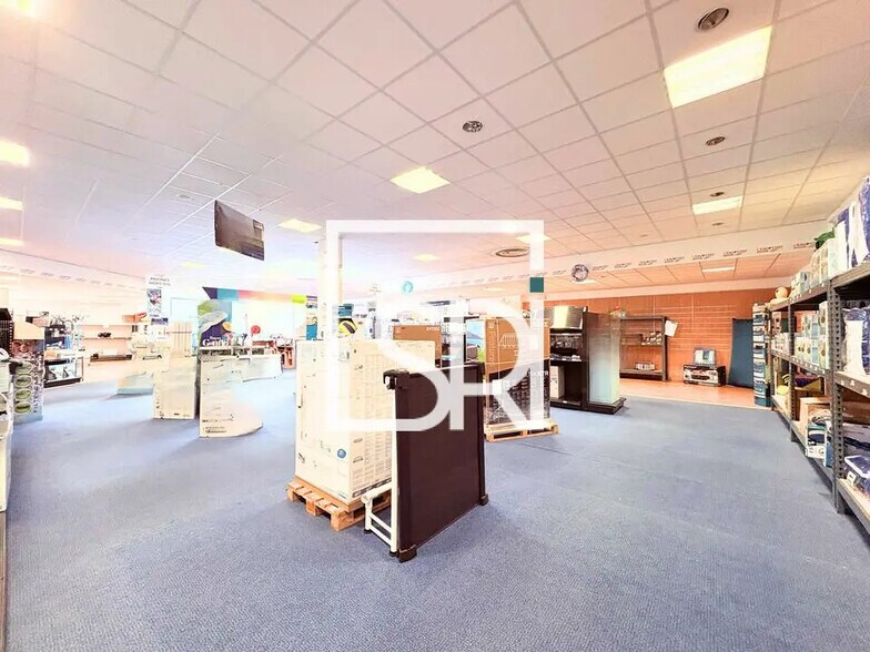 Retail in Clermont-Ferrand for lease - Building Photo - Image 2 of 10