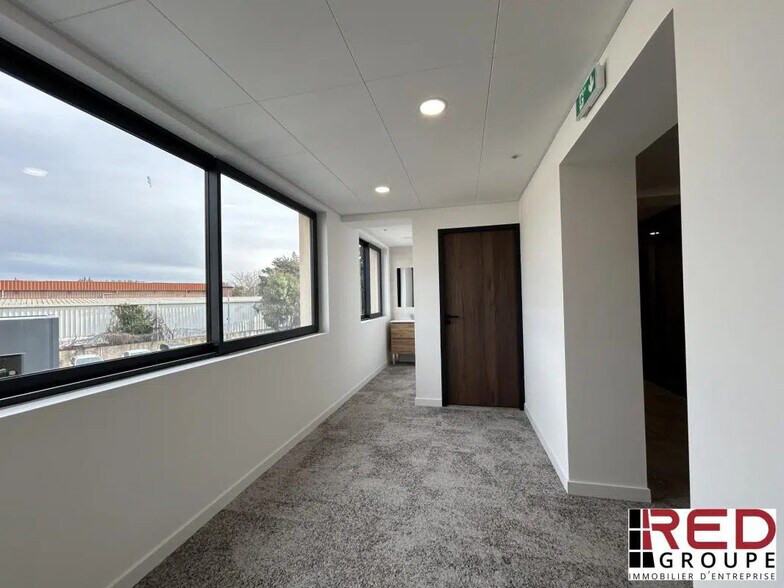 Office in Vitrolles for lease - Building Photo - Image 3 of 8