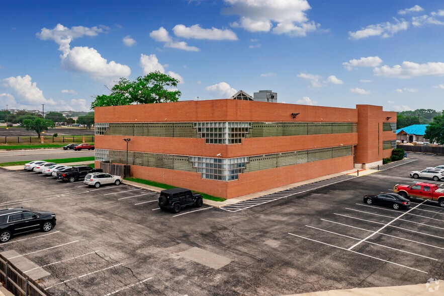 2020 Babcock Rd, San Antonio, TX for lease - Building Photo - Image 2 of 15