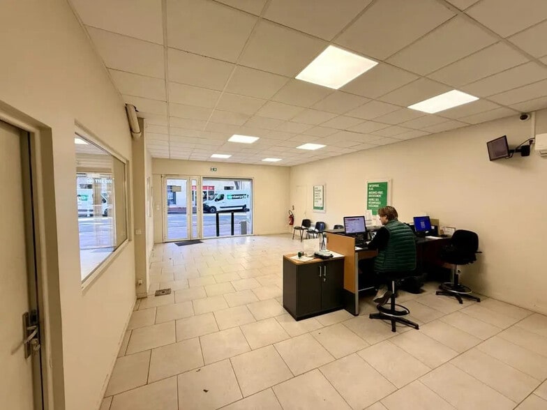 Retail in Fréjus for lease - Lobby - Image 3 of 8