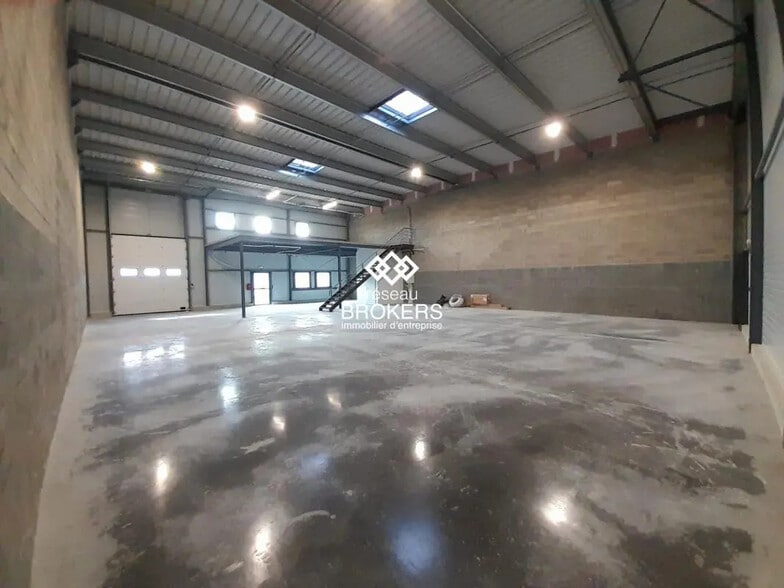 Flex in Saint-Jean-de-la-Ruelle for lease - Interior Photo - Image 1 of 8