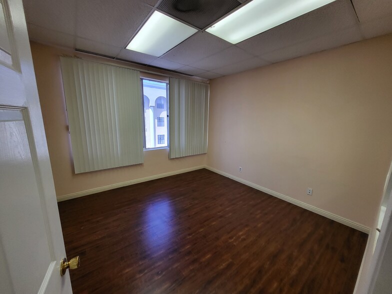 3850 Wilshire Blvd, Los Angeles, CA for lease - Interior Photo - Image 2 of 5